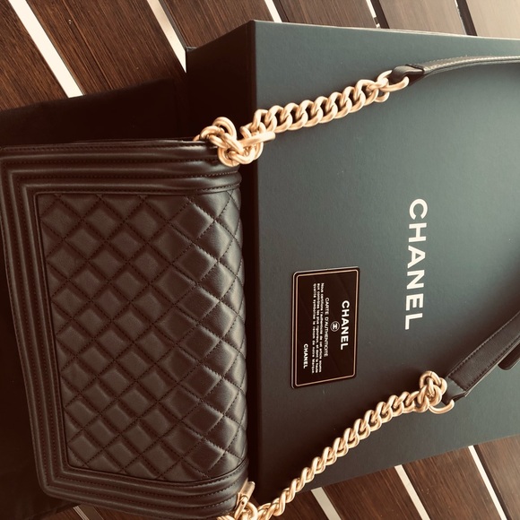 New CHANEL  Quilted Medium Boy Flap Shoulder Bag with Gold Chain. - Picture 8 of 13